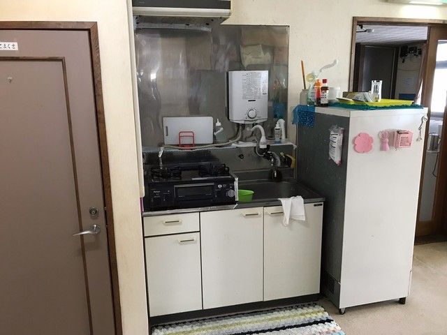 寮の共用部(簡易キッチン)です。冷蔵庫や電子レンジ、ポットの備え付けがあります