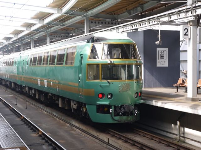 博多駅～由布院駅（別府駅間）で運行される特急「ゆふいんの森」