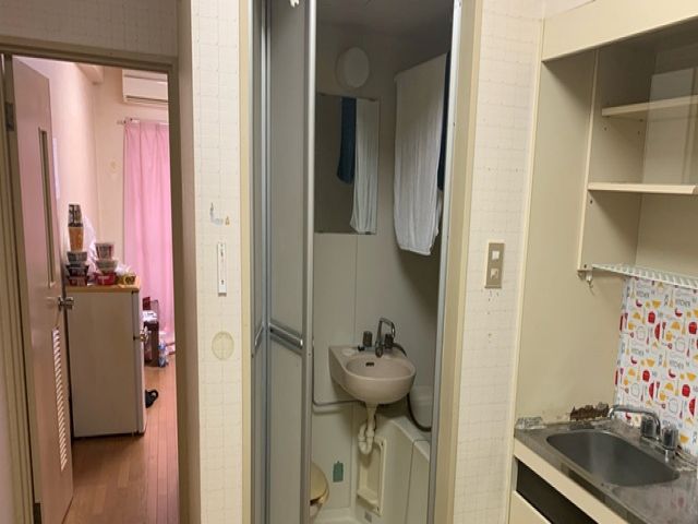寮はうれしいトイレ風呂付です。
洗濯機は共同スペースにあります☆