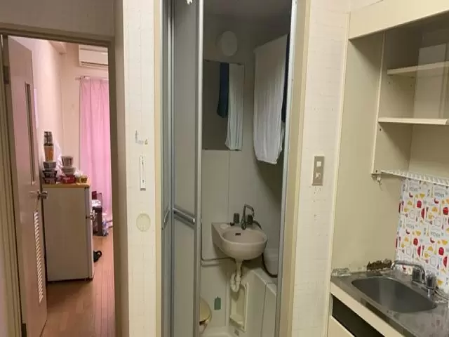 寮はうれしいトイレ風呂付です。
洗濯機は共同スペースにあります☆