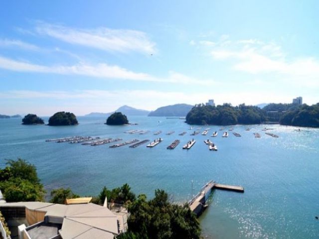 職場は海の目の前で絶景を拝むことができます。
通しの勤務で働きやすいと好評です！