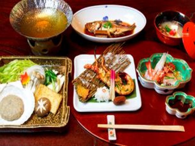 お客様にお料理をご提供いただく、仲居のお仕事です。