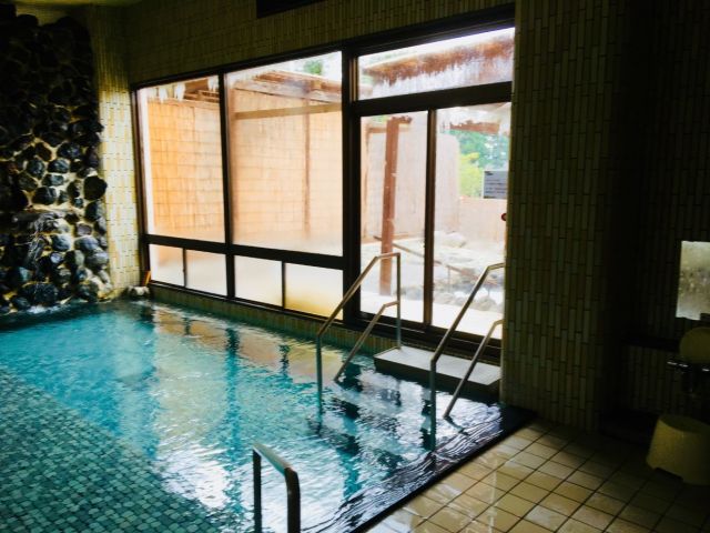 お仕事の後、滑った後はホテル自慢の温泉につかってゆっくりしちゃおう！