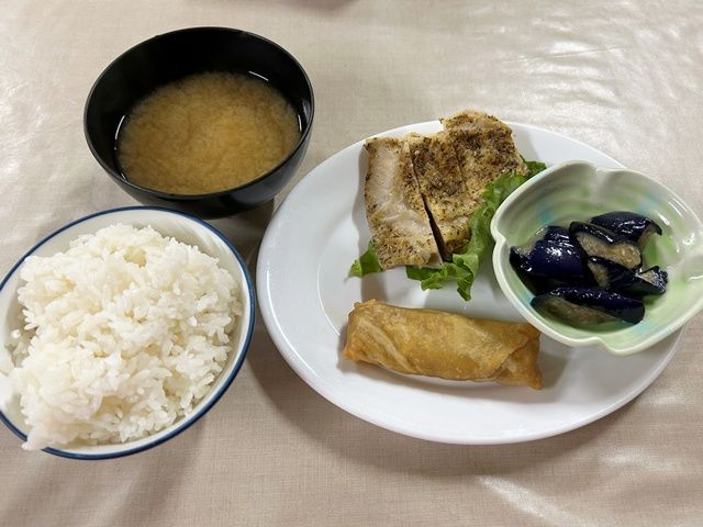お休み含め3食食事出ます！！