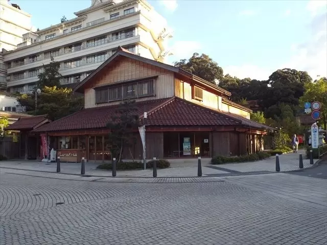 総湯が目の前にあるので温泉が楽しめます!!