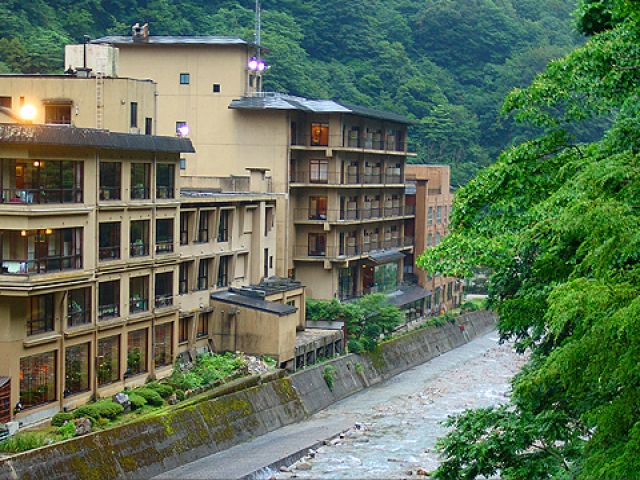 山の中に１件佇むこちらの施設は車があった方が便利な環境です。