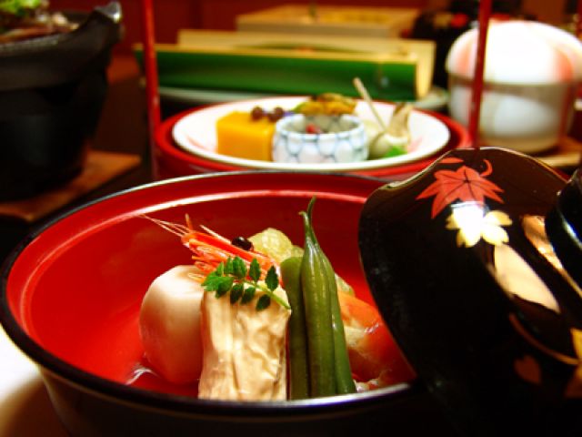 朝夜和懐石料理を作っていただきます。
20代～30代が多い職場です！