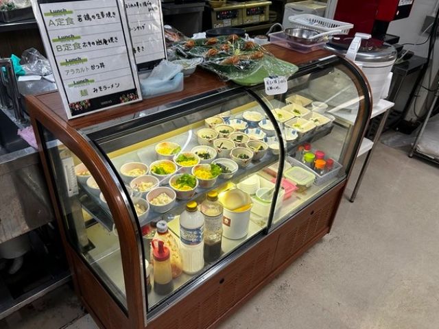 従業員食堂は、メイン+小鉢（スタッフさんからの評判◎）