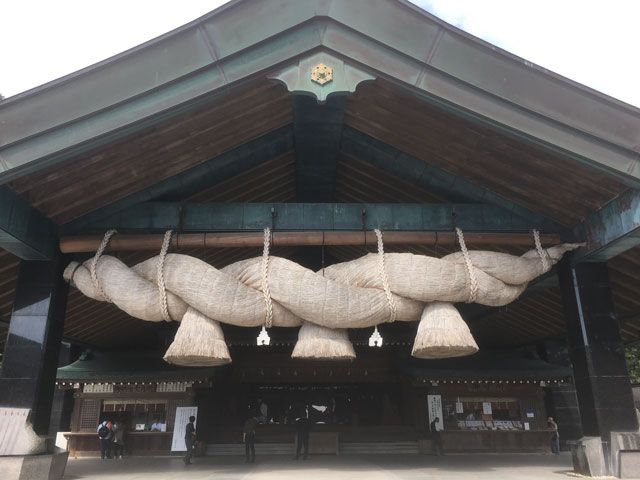 全国的に有名な「出雲大社」です。しめ縄の大きさに驚きます！！