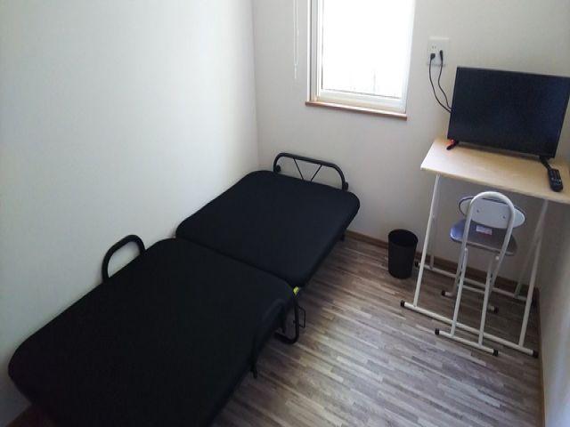 お部屋内にエアコン完備されており、夏場も快適です♪
（※写真は女性寮。男性寮も設備〇）