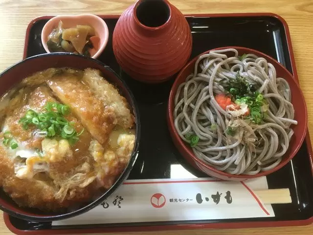 出雲名物「出雲そば」。しじみや、海産物が新鮮。山陰地方ならではのグルメあります。