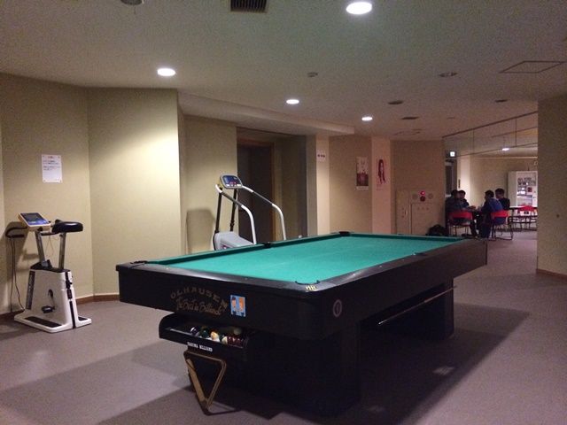 寮には談話スペースもあり