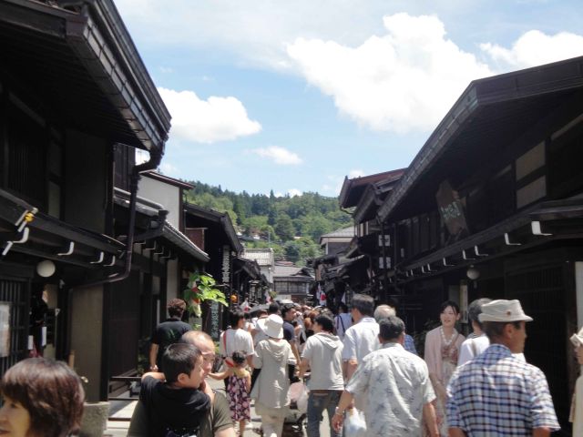高山の古い町並みは有名観光地♪