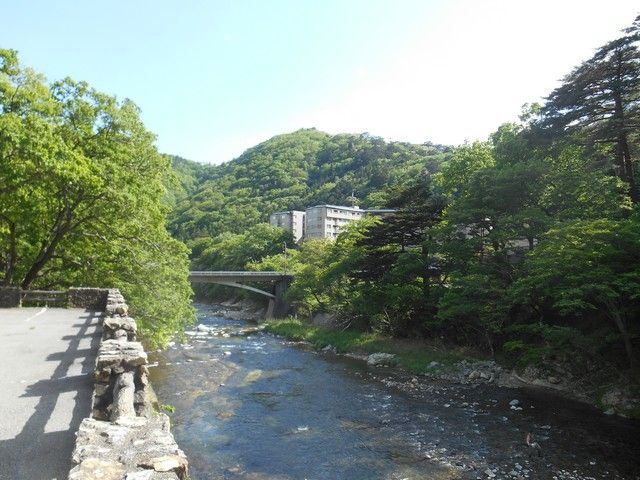 川沿いの温泉地