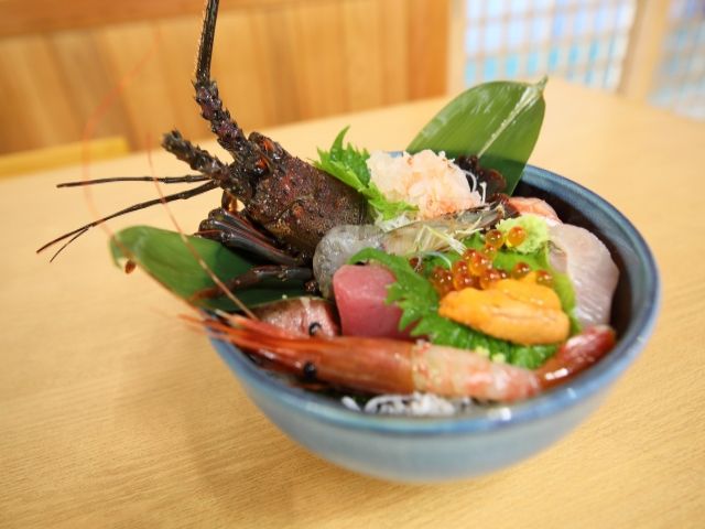 新鮮な海鮮丼いかがですか？！