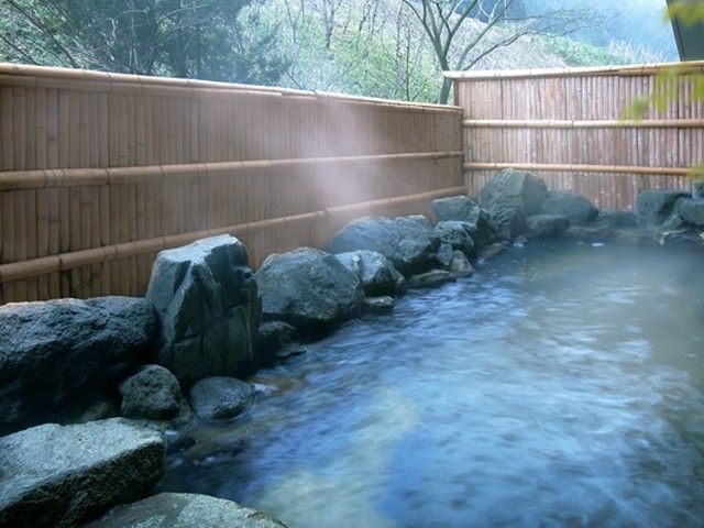 こちらの温泉は、見た目も珍しい「黒褐色」の温泉で、つるつるの肌触りです★