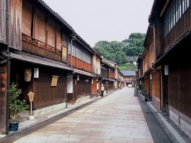 最寄りのバス停から加賀温泉駅までいけば金沢駅まで特急で30分!!観光スポットもたくさん!!