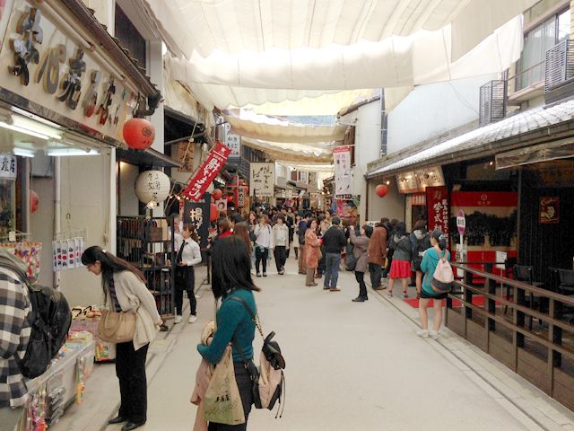 長い商店街があり飲食店やお土産屋、カフェ、商店などあり生活は便利ですよ！