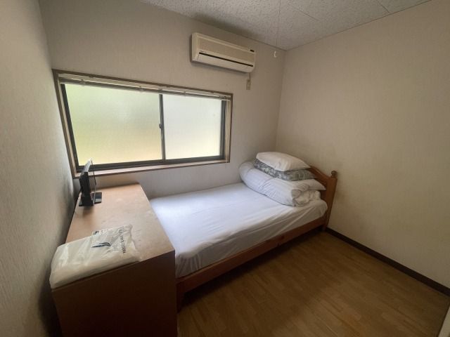 寮は個室（ユニットバス・Wifi付）。
トロトロの美肌の温泉も無料で入れます。