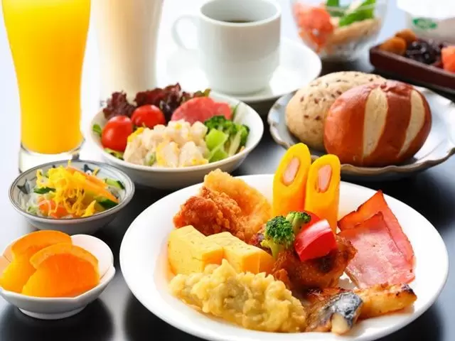 さまざまな朝食のスタイルに合った温かい料理を提供しています。満面の笑顔でお迎えしよう♪