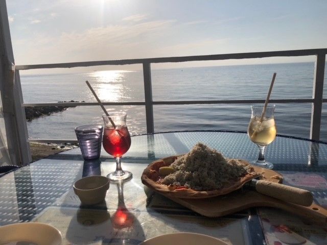 休日はカフェでまったり♪　瀬戸内海に沈む夕日は絶景です。