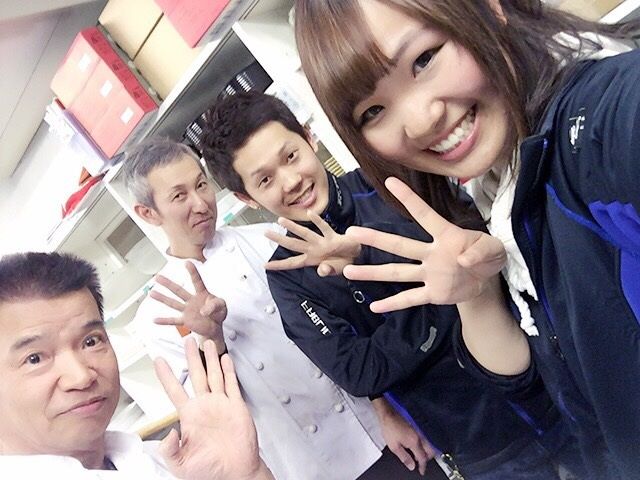 オープンキッチンで調理のお仕事です♪揚げ物・焼き物・盛り付けなどのお仕事です♪