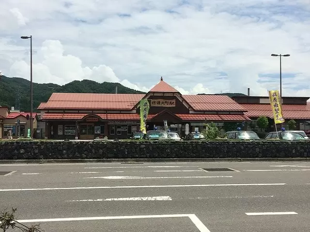 最寄駅まで路線バスで15分ほど。駅の周りにはなんでもあるので、生活にも便利です♪
