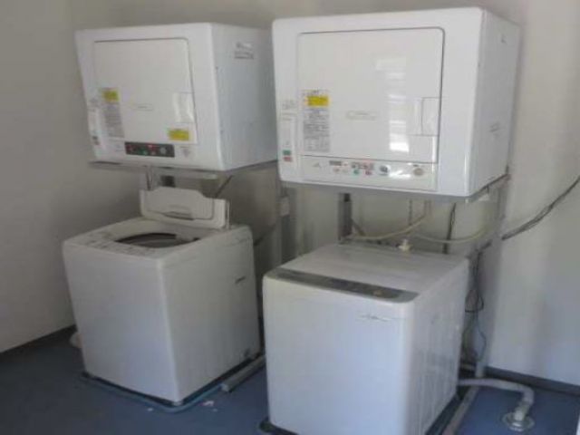 寮内の洗濯機と乾燥機。無料で使用OKです。