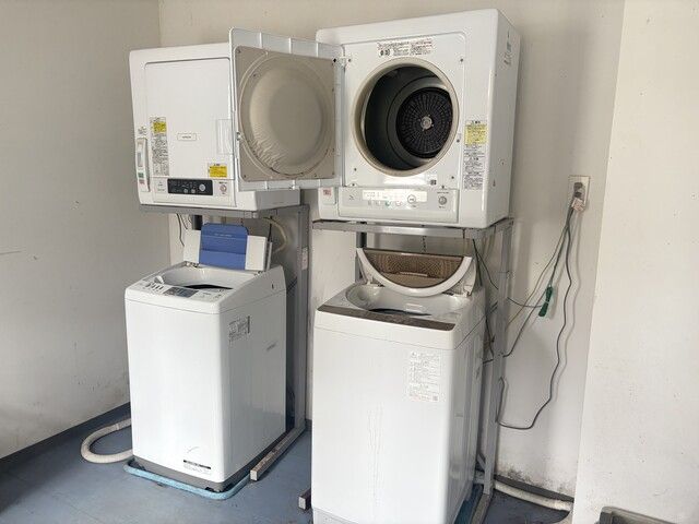 寮内の洗濯機と乾燥機。無料で使用OKです。