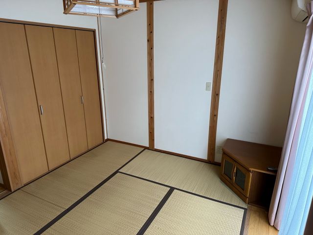 こちらのきれいな寮に1人で住むことができますよ！