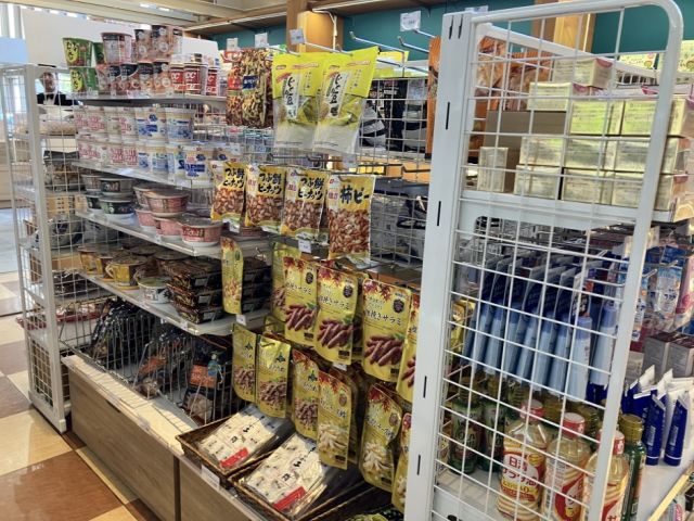 売店には軽食も売っています！アイスやお菓子あるので、コンビニいらず！