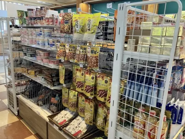 売店には軽食も売っています！アイスやお菓子あるので、コンビニいらず！