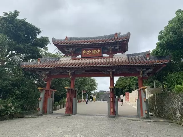 那覇市内にある首里城の守礼門。毎年多くの方が訪れている観光地です！