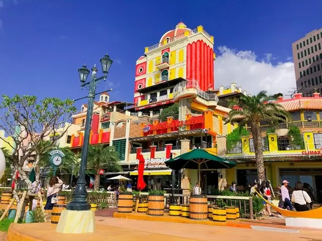 本島中部、北谷町にあるアメリカンビレッジ。沖縄に居ながら、異国の雰囲気を味わえますよ！