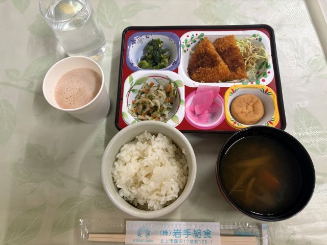 給食センターからおかずを取り寄せています！
ご飯や汁物が付いている点も嬉しい☆