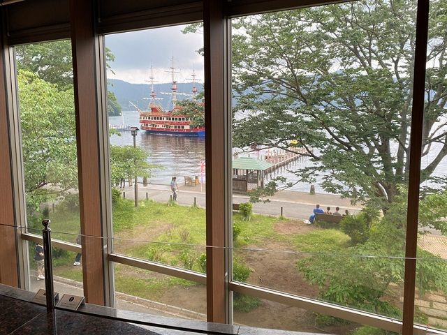 箱根・芦ノ湖の湖畔に佇んでいます。足湯に入りながらコーヒーも飲めちゃいます♪