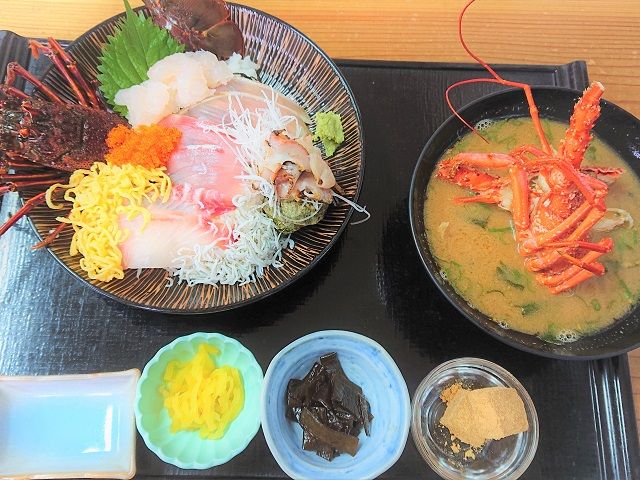 休みの日には観光名所で食べ歩きも♪