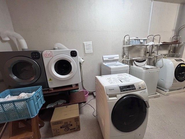 お部屋の目の前に洗濯機・乾燥機あります。
譲り合って使ってくださいね。