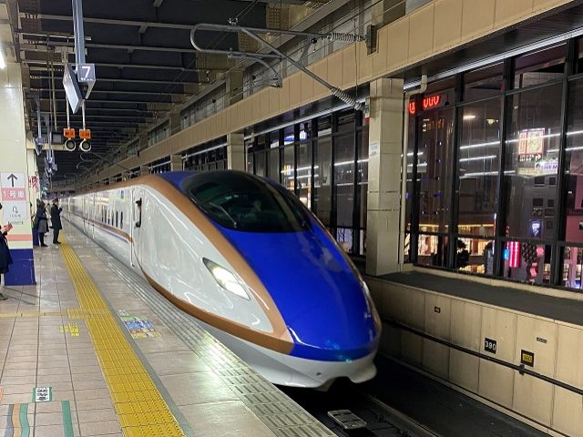 東京駅から佐久平駅までは、新幹線で約1時間30分です。佐久平駅からは徒歩2分の好立地です。