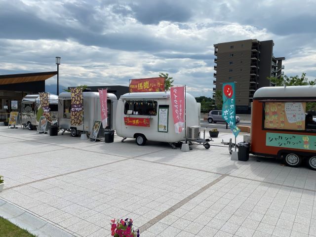 近隣商業施設では、週末にはキッチンカーなども出展され賑わいを見せます。