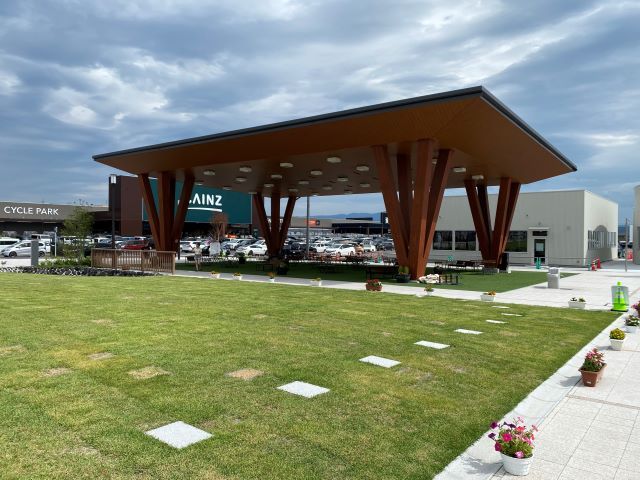 ホテル周辺には、大型ショッピングセンターや、大型ホームセンターなどなど便利な環境です。