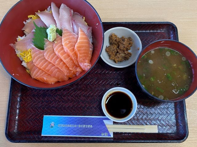 【周辺環境】車で15分ほどの鳥羽駅周辺にはスーパーやコンビニ、飲食店があります。