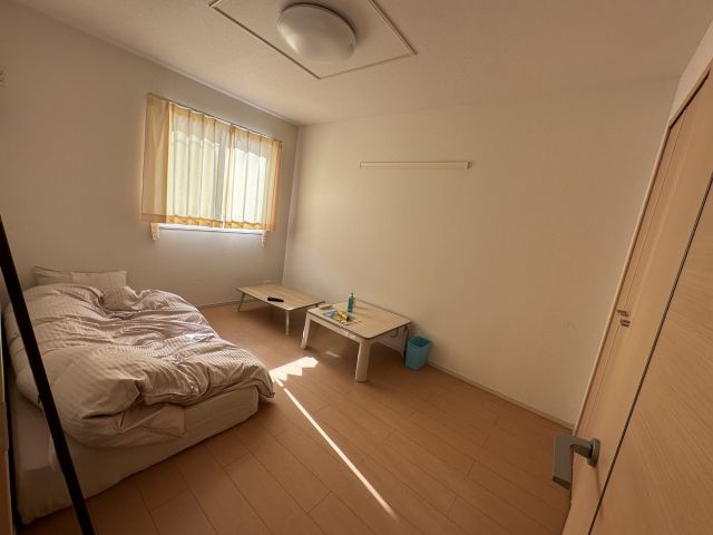 寝室はきれいなフローリングタイプです！