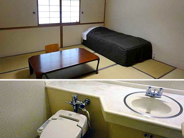 館内寮の個室で通勤楽々。