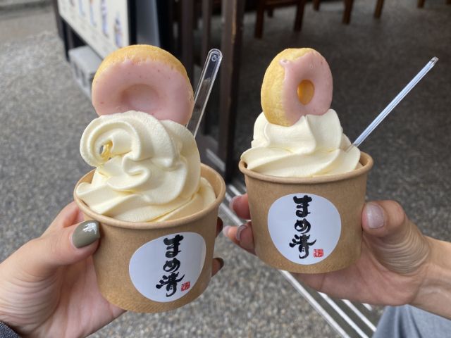 温泉街には飲食店やカフェがたくさんあります。駅にはコンビニもあります。