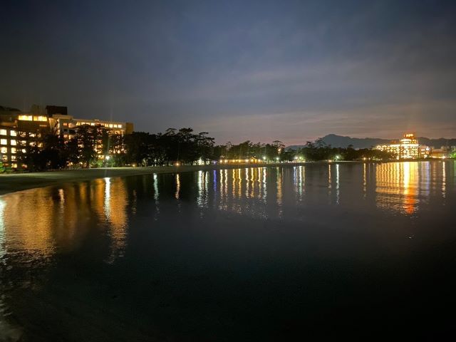 【夜の洲本温泉の海岸】