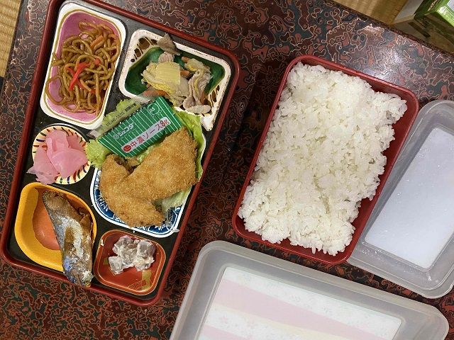 お弁当はこんな感じです♪近くの仕出し弁当屋さんのおかずを注文してくれます!!