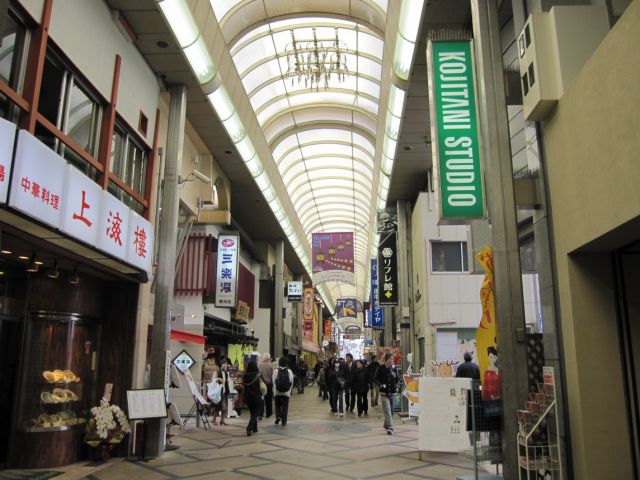 商店街には飲食店などが数多くありますよ。