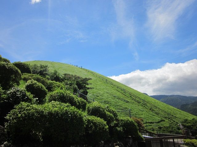 大室山の写真です。一度行ってみると絶景に感動しますよ！
