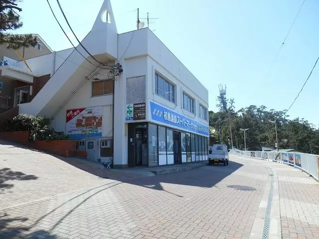 島内で買い物できるのかな？日常必須品は揃いますのでご安心下さい。島にはスーパーもあります。